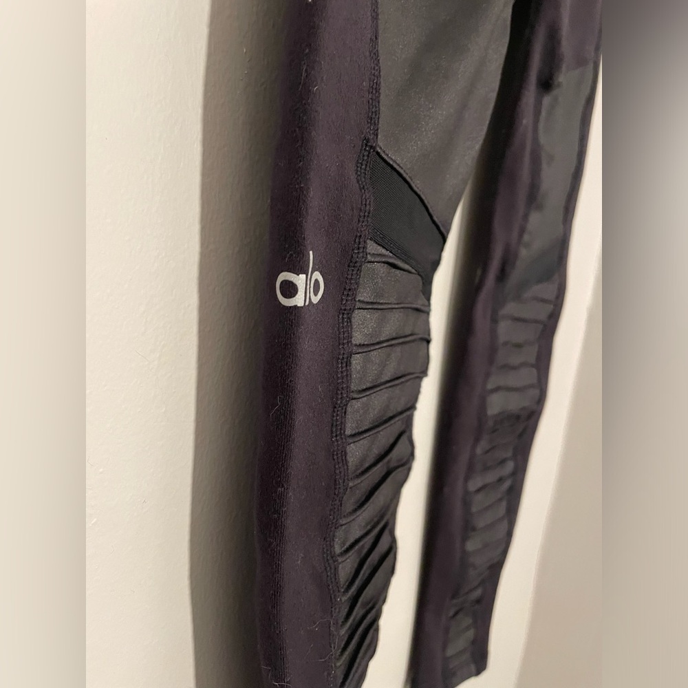 ALO Yoga black leggings size extra small leggings in great condition - Picture 2 of 6